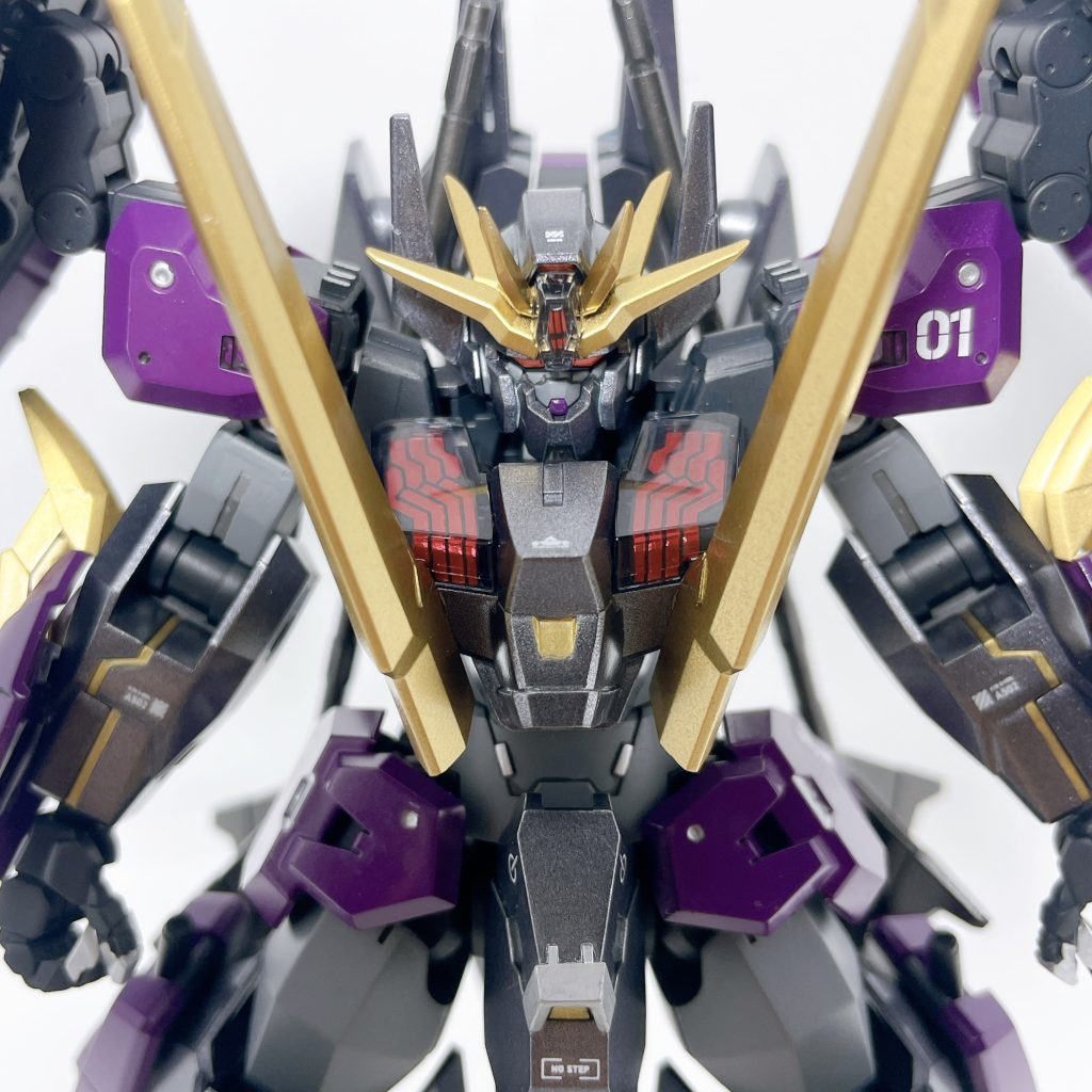 【正面アップ】カラーリングはガンメタルをベース、ラベンダー、ゴールドのスプレー塗装です。シェルユニットの色は悩みましたが、スモーククリアから避けた際の発色の良さでホイルシールそのままにしました。しかし、ど〜ですか!?この悪そうな面構え!!www(自画自賛)