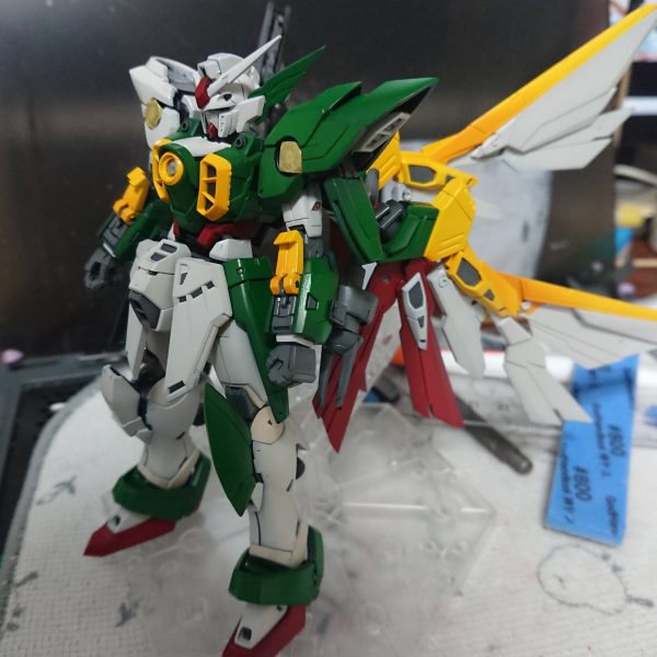 ガンダムフェニーチェのRGが欲しくても出ないので自作する事にしました。HGフェニーチェとRGウィングのミキシングです。初めての改造なのでちょいちょい荒いですがベース塗装が終わって形が見えてきたとたんテンション上がりました。ＨＧフェニーチェのディティールがどうしてもＲＧに比べてぬるいので、シャープ化やディティールの付けたし当してます。劇中の破壊表現したいので、荒いところはウェザリングや壊してごまかそうかな（）（1枚目）