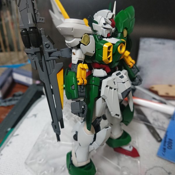 ガンダムフェニーチェのRGが欲しくても出ないので自作する事にしました。HGフェニーチェとRGウィングのミキシングです。初めての改造なのでちょいちょい荒いですがベース塗装が終わって形が見えてきたとたんテンション上がりました。ＨＧフェニーチェのディティールがどうしてもＲＧに比べてぬるいので、シャープ化やディティールの付けたし当してます。劇中の破壊表現したいので、荒いところはウェザリングや壊してごまかそうかな（）（2枚目）