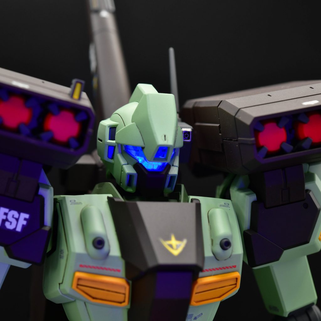 バイザーは蛍光クリアを直接塗るのではなく、内部フレームをシルバーに塗ってから蛍光クリアを吹いているので、内部から発光しているように見えます。