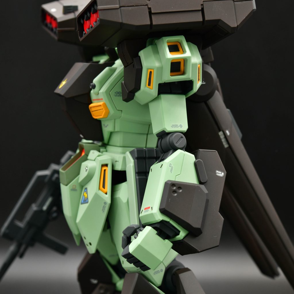 素組みでほとんど塗り分けされていますが、肩の小型スラスターは塗り分けが必要です。