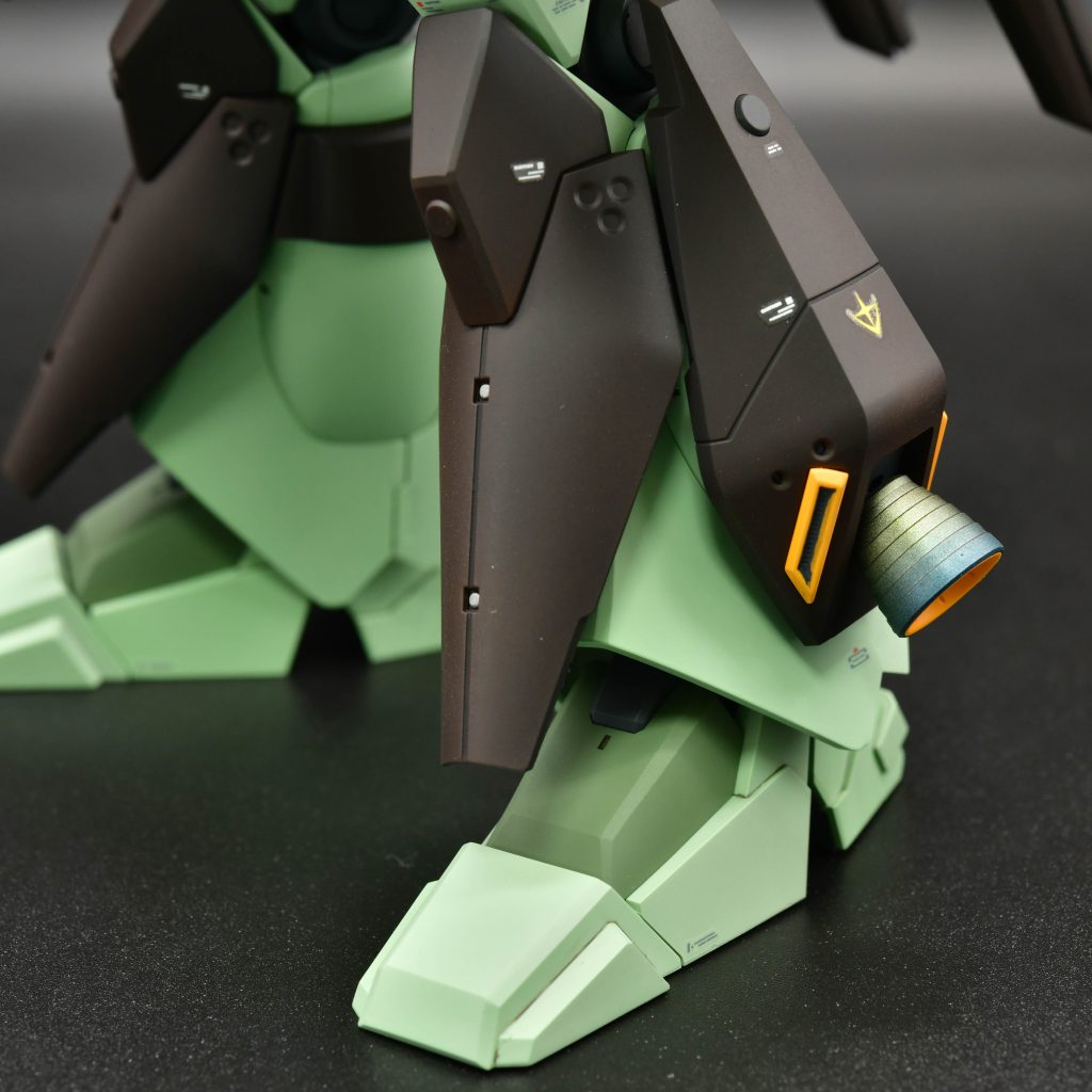 大型化したつま先はヒケがあるので処理。逆C面はキサゲナイフでシャープ化しています。脛のアーマーの丸ポッチはチタンシルバーで塗り分け。バーニアー横のスラスターも塗り分けが必要です。