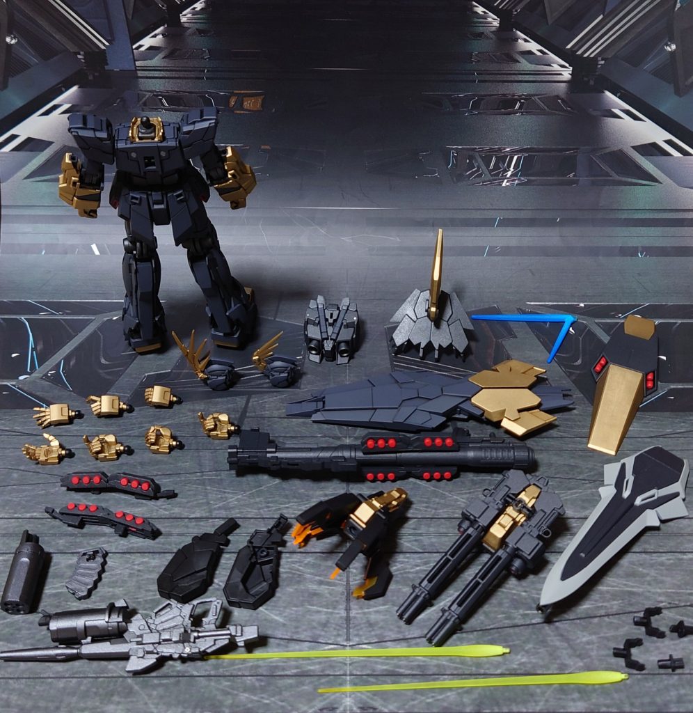 付属品一式。組み立てに際しては、ゲート痕処理、肉抜き穴埋め、パーティングライン・段ズレ・ヒケ対処、一部パーツの合わせ目消し、市販パーツの埋め込み・貼り付けによるディティールアップ。手首にはHGUCユニコーンガンダム(ユニコーンモード)から左右平手と手甲、デルタプラスから左右握り手、システムウェポンキットから左右バズーカ持ち手を用意。武器類は、HGUCバンシィ・ノルン(デストロイモード)からビームジュッテ付きのビームマグナム一式、HGUCフルアーマーユニコーンからバズーカ、ビームガトリング、グレネード、HGUCエコーズジェガンからシールド、HGUCシナンジュ・スタインのシールド、グレネードランチャーを用意しました。更に、カスタムパーツとしてアームドアーマーVN、DE、XC、ジャンクパーツから、閉じた状態のVNとフェネクス(ユニコーンモード)の頭部を用意。ビームガトリングとVNは付け外しする際にパーツや塗膜を損傷しそうなので、こちらもジャンクパーツから専用の前腕を用意し、前腕丸ごと差し替えで換装できるようにしました。ユニコーンガンダムの前腕は左右共通パーツのため、左右どちらの腕にも装着(換装)可能です。■塗装レシピ黒∶黒サフ→ファントムグレー→つや消し金∶黒サフ→ゴールド→つや消し赤:黒サフ→シルバーリーフ→メタリックレッド→つや消し紫:黒サフ→メタリックパープル→つや消し関節類グレー∶黒サフ→ブライトガンメタル→つや消しポリキャップ:PPプライマー→ブライトガンメタル→つや消しビーム・マグナムグレー∶黒サフ→ガンメタル→つや消し武器類濃グレー:黒サフ→MSグレー連邦系→つや消し武器類ジョイント∶黒サフミサイル・グレネード弾頭:グレーサフ→MSレッド→つや消しシールド白:黒サフ→ロイヤルライトグレー→つや消しアームドアーマーVN外装:黒サフアームドアーマーVNクロー部分:蛍光オレンジビームサーベルエフェクト(クリアイエロー成型色)∶根本にベースホワイト→先端側にクリアイエロー→全体に蛍光イエロービームジュッテエフェクト∶根本にベースホワイト→先端側にメタリックブルー→全体に蛍光ブルーセンサー類∶キット付属シール、市販シール素材を併用墨入れ・部分塗装∶ガンダムマーカー各種