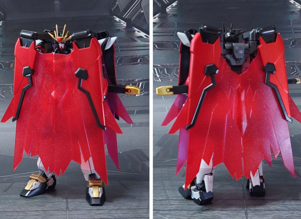 ウイングバーニング・威の形(いのかた)で前後ろ。色については、他コンテンツのロボのカラーリングを参考にしつつアレンジ、クリアパーツを塗り潰すことで元からの印象を変えてみました。ただ、赤い成型色のパーツを白に変えようとしたら、どうしても赤色の染み出しがあり、変な薄ピンクに。グレーや黒、一周回って赤など、染み出しの目立たない色にすることも考えましたが、それは逃げだと決意。塗料を1度、全て落とし、染み出し対策を踏まえて塗り直しました。対策としては、黒サフ→荒い金属粒子が入ったシルバー(シャインシルバー)で下地塗装→乾燥時間を長めに取ってから白で本塗装、という手順で染み出しを防ぎました。完璧ではないかもしれませんが、やり直す前よりはかなり良くなったので良しとします。