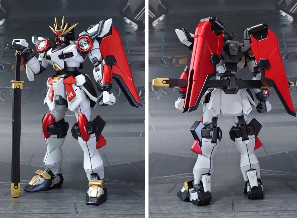 超迅雷(ライジング・オーバー)ガンダムの前後ろ。工作として肩アーマーと刀の鞘の合わせ目消し、本体各所とエフェクトのエッジ尖らせ、パーティングライン・段ズレ対処、市販パーツ埋め込み・貼り付けによるディティールアップ改造。“カミキバーニングガンダム”のランナーの一部パーツにあった、整形不良っぽい膨張・変形を修正。手首は可動軸部分に真鍮線を貫通させ、分解しにくくしました。