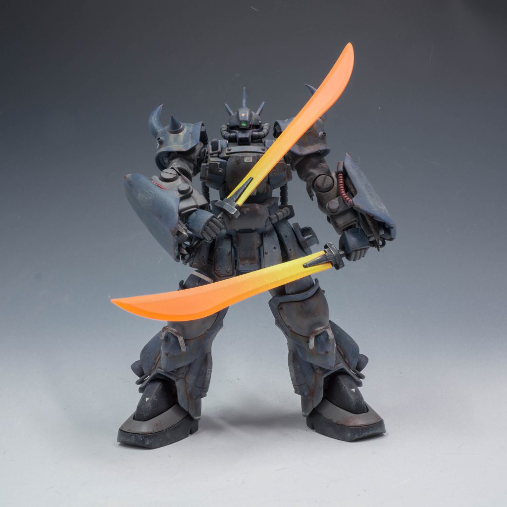 格闘戦の武装として、グフB型の2本のType-βIVヒートサーベルを装備。実体剣と違って、収納時は柄のみとなるため、高速機動の邪魔にならない。