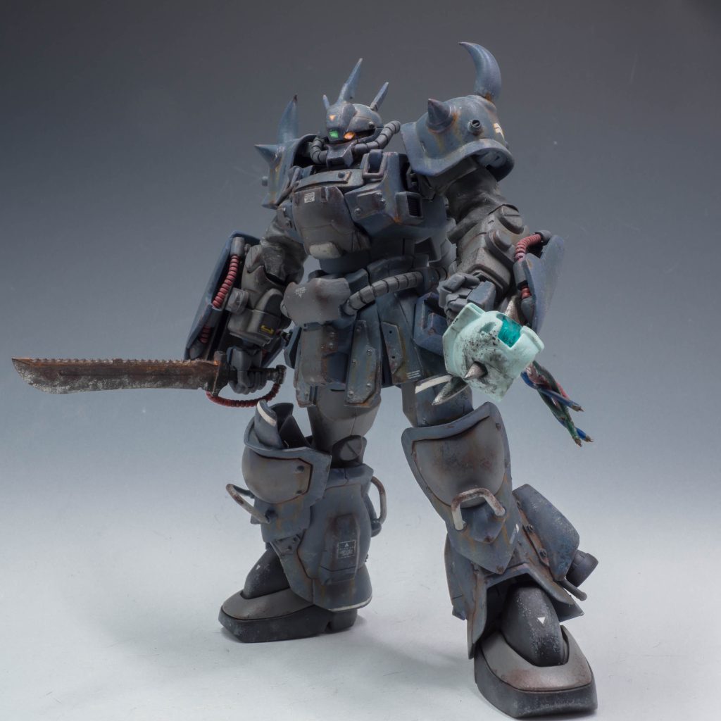 ヒートサーベルの稼働時間や取り回しなど考慮する場合、実体剣のヒートマチェットを携行する場合もある。