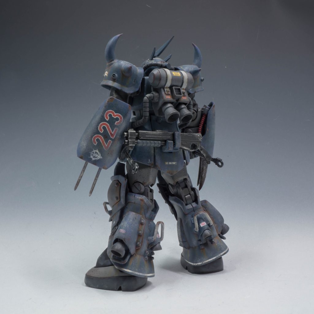 脚部には、大型スラスター、小型スラスターを追加装備。高速で接近し、近接戦闘で仕留め、高速で離脱する。