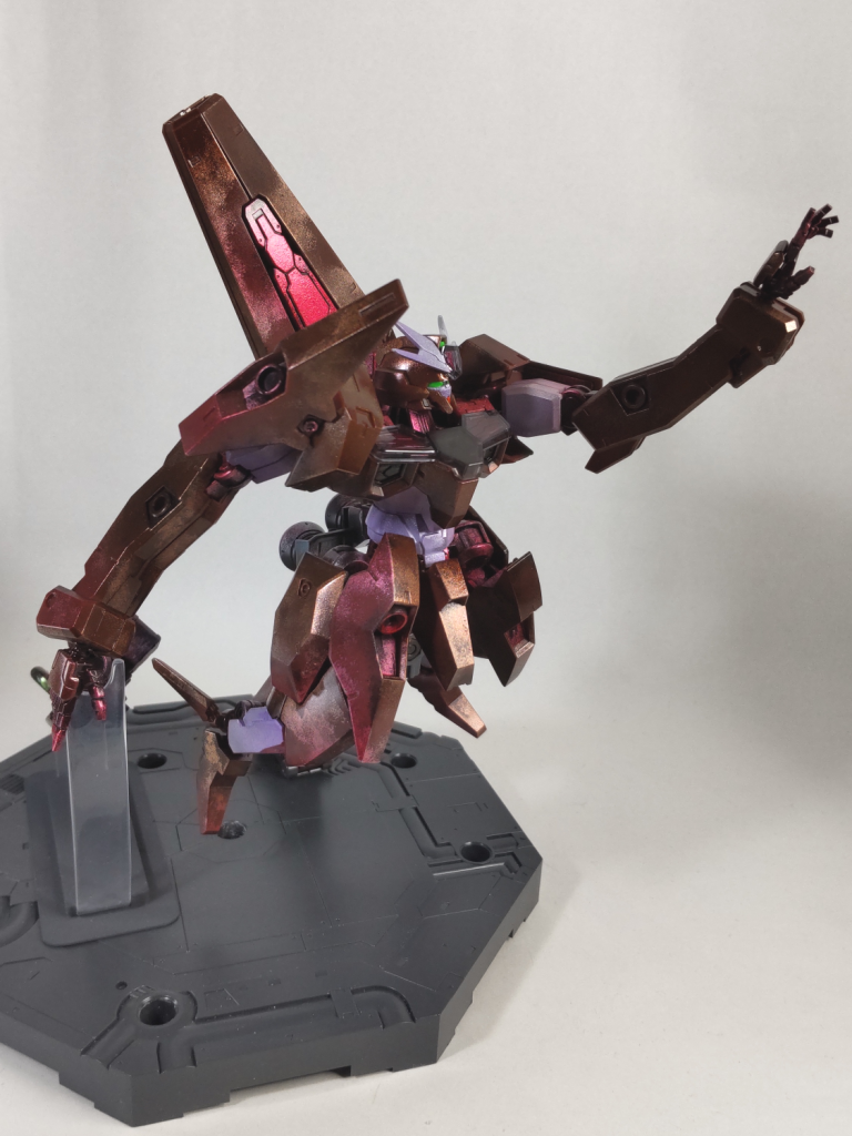 ただ、動かしてポーズを取らせると、この長い手による全身での感情表現の豊かさに驚きました。作中でのあのキャラクター性から逆算してデザインされてたんだとしたらおそろしいなと。