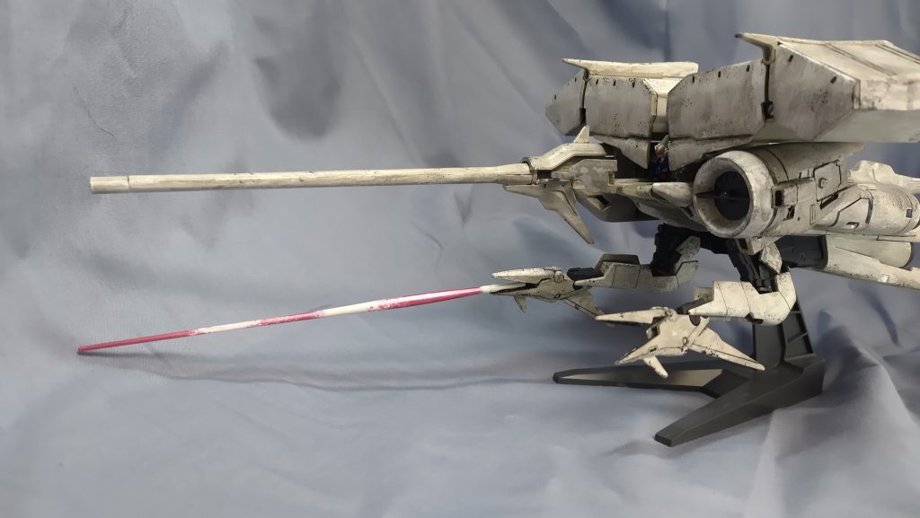 クロー展開サーベルは色の境界をスポンジで叩いてます。クリアパーツのビームサーベルだとこうはできませんね。結構気に入ってます。