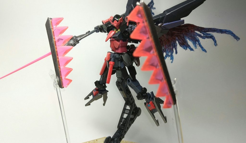 腰部に懸架した攻撃型ガンビット「ティブロン」。サメの歯を模した武装で、多数のビーム刃を展開します。