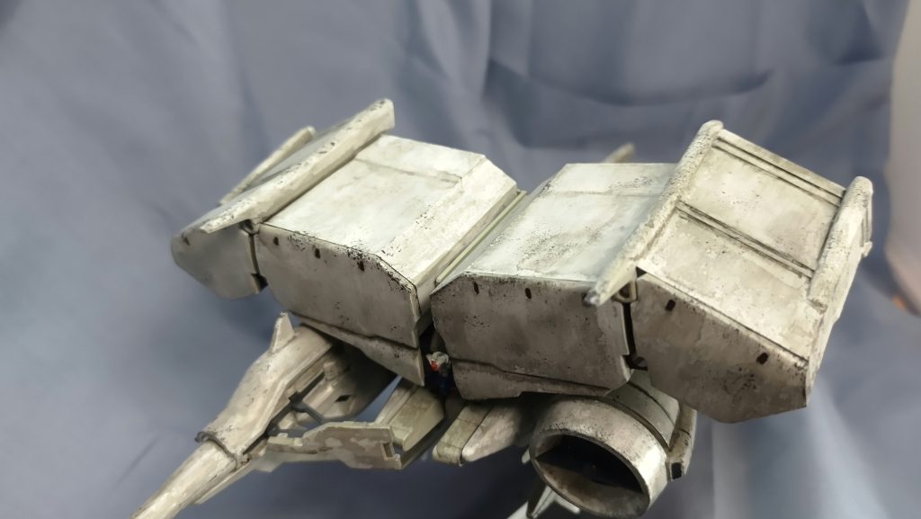 進行方向に沿って筆の走った跡を見せるため、わざと塗りムラが出るようにしてみましたがウォッシングのせいでなんだかよくわからないですね…。