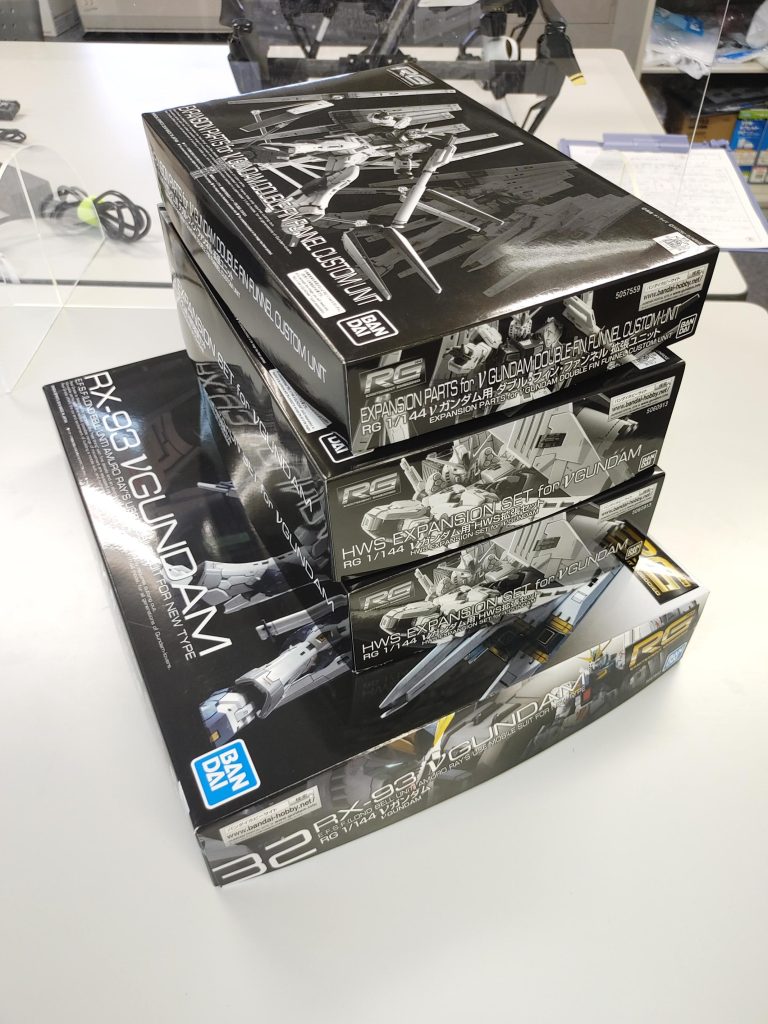 今回の製作で追加したキット。メガシールドが素のシールドの上に取り付ける都合上、素のキットがもう1つ必要になり、急遽買いに走りましたw