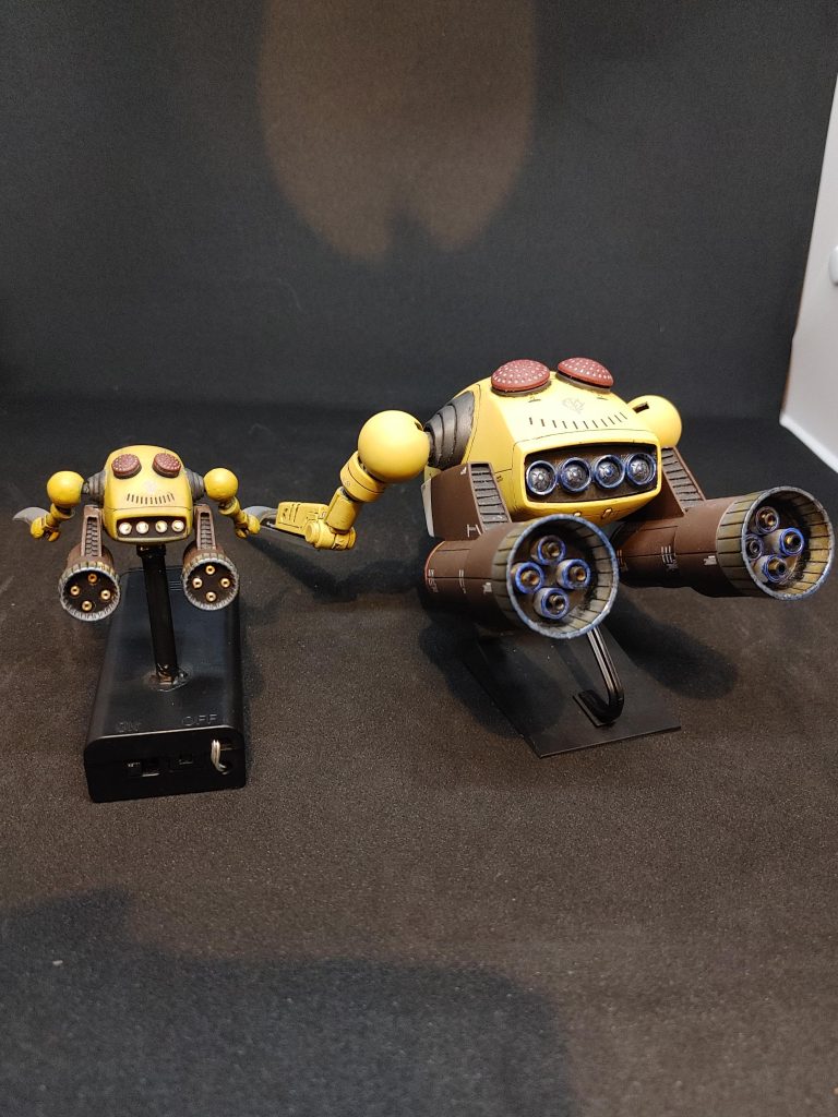 胴体のバーニア？は穴を空けて電飾で光らせてます。後部のバーニアは相変わらず、焼けのウェザリングやってます。ほとんどわからねぇ～(笑)