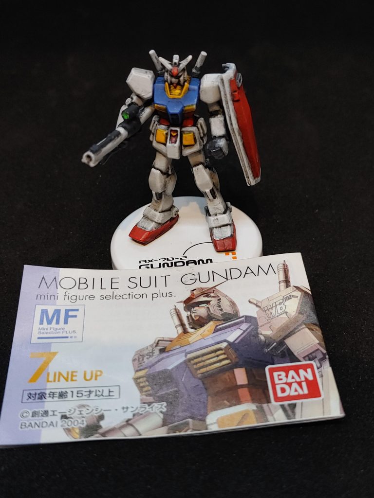 今回もキットのガンダムじゃなくて、フィギュア使ってます。白い部分がG-3ガンダムより濃いグレーになっていたので白で筆塗り。バズーカが釣り竿の様に曲がっていて長さもすごい長かったので、カットしてピンバイスで穴空けて中に真鍮線通して補整。艶消し塗装、墨入れ250/1とだいたい同じ画が撮りたかったので、足裏のピンをカットしてディテールアップ。バーニアと足裏バーニアにメッキビーズ入れてます。