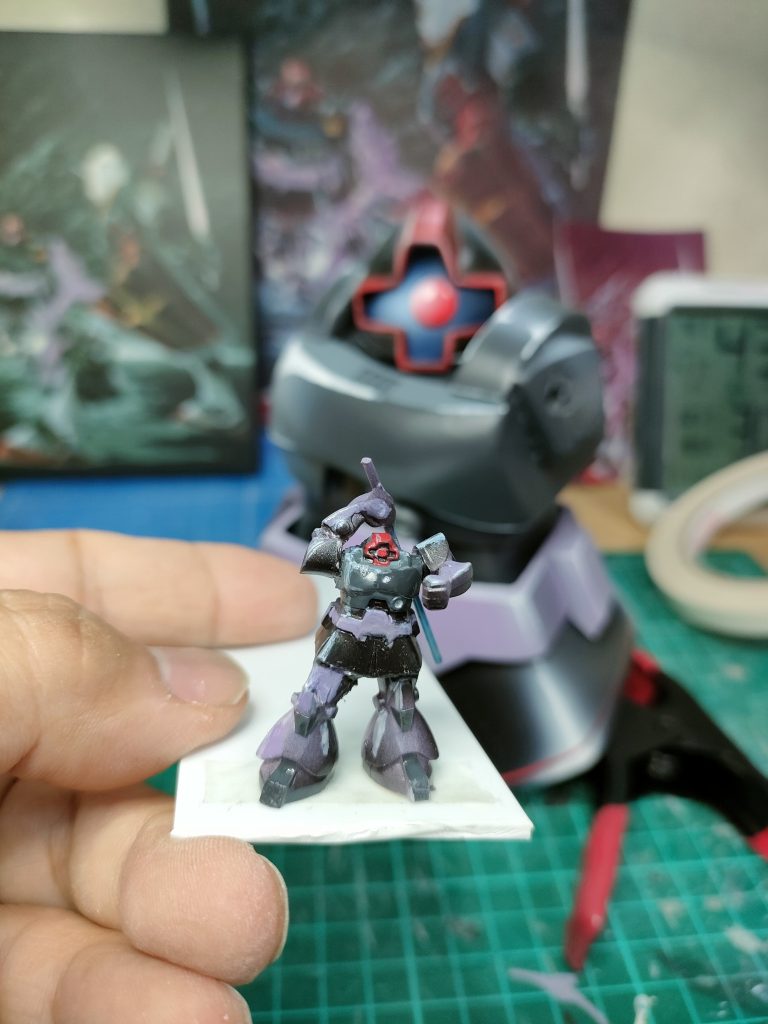 ジオラマにすると見えなくなる1/550ドムもちゃんとポスター準拠で陰影を付けて塗り分けています。ポーズ改造。サーベル自作。