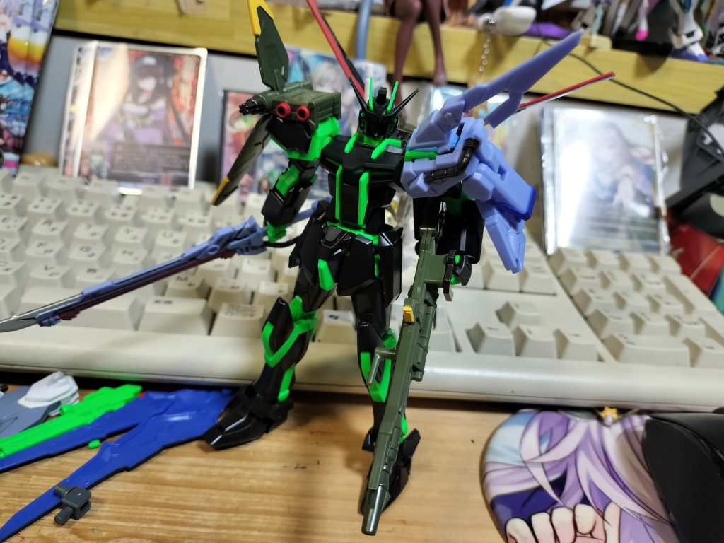 パーフェクトストライクです　ちなみにこのパーツは食玩のパーフェクトストライクの物です　あとソードの肩のブーメランパーツですが無改造ではくつがないので100きんの粘着タンクを使ってます