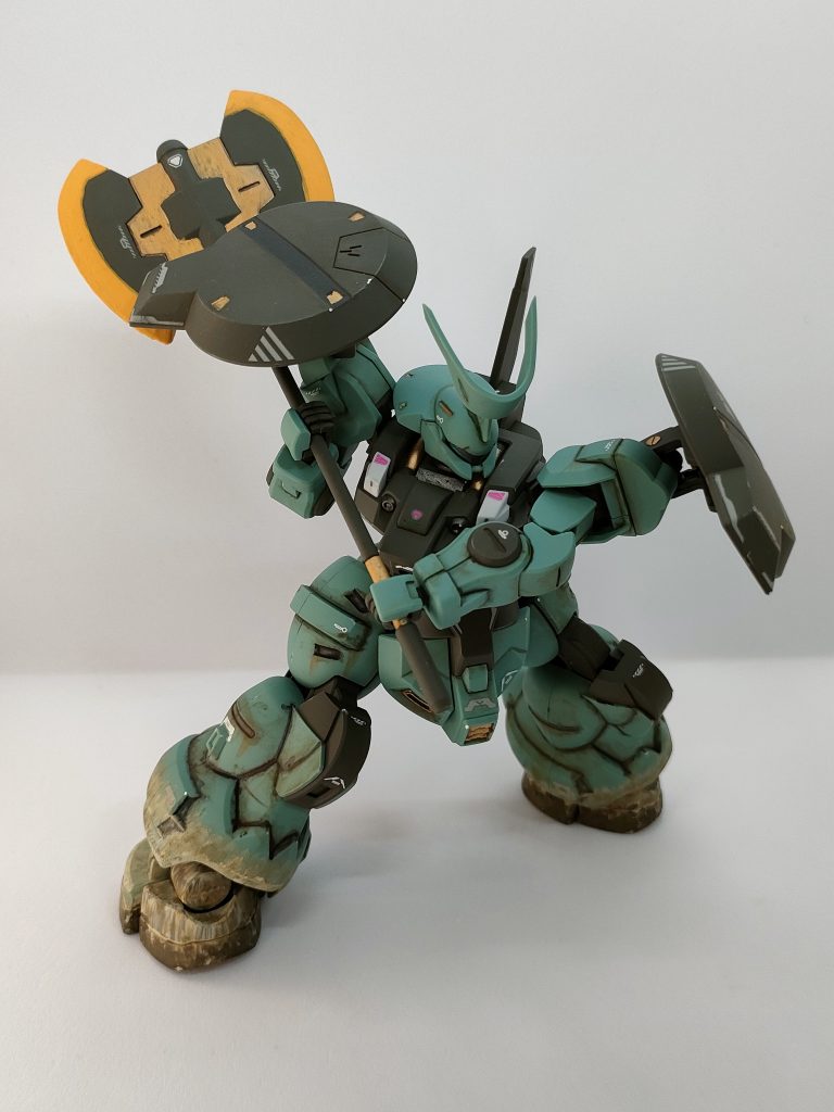 基本的に部分塗装は水性ホビーカラーで塗っています。大型ヒートアックスの黄色い部分のみ蛍光イエローを使いたかったので、手持ちのアクリジョンで塗ってみたのですがなかなか難しい💦 