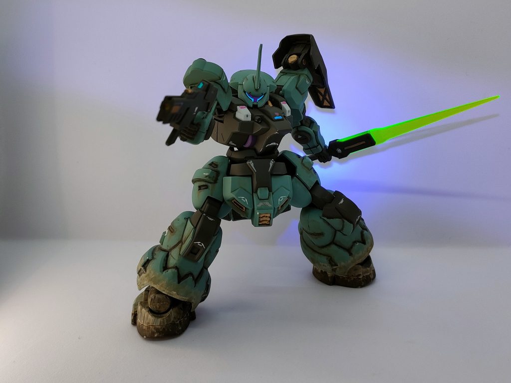 センサー類はブラックライトで光ります。