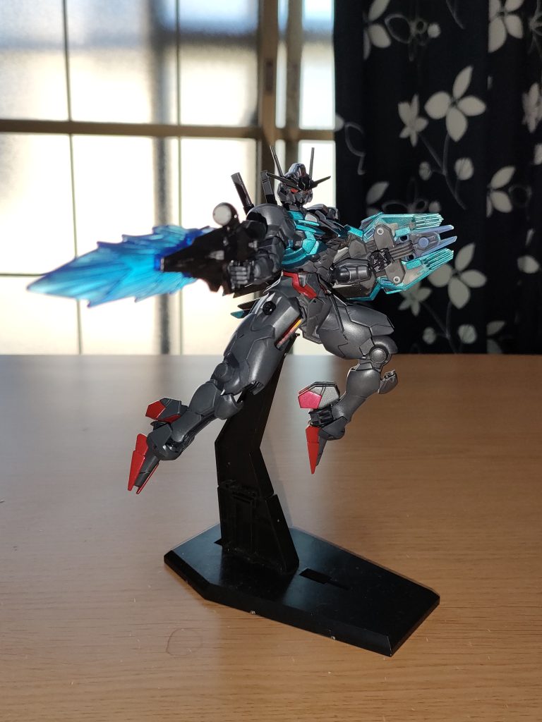 ポージングさせて。ライフル発振のビームサーベルが高出力ビームに見えます。