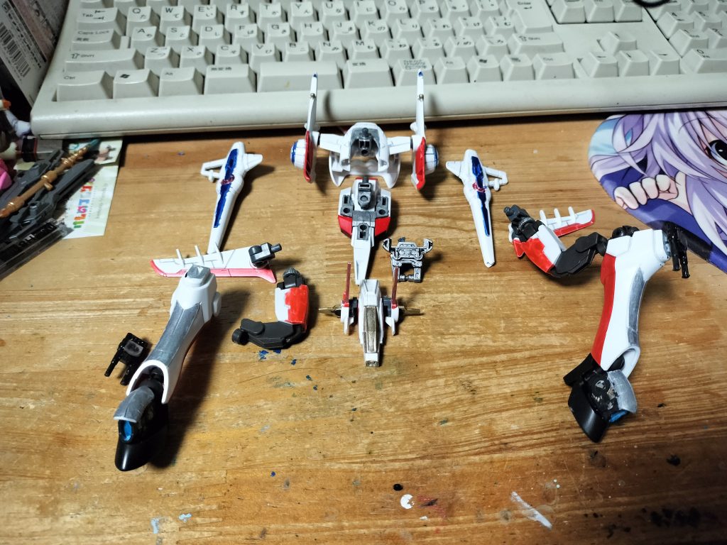 アークエンジェルストライカーを分解　　使ったパーツですが　(ミセスローエングリン子の足　バックパック　頭のアンテナ　腰のウイング) (バトルアームアームズのパーツ) (ナイトイージスの太もも) ( ユニバースブースターのコクピット？) 以上です