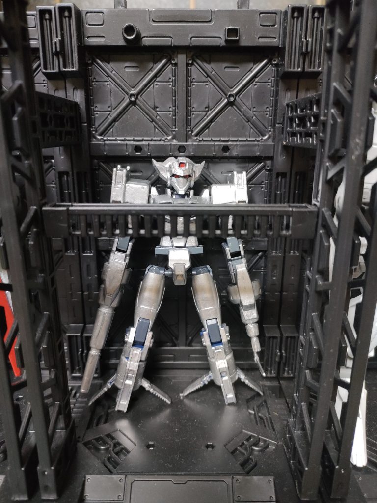 スラスターな所為で脚部短く、腕は長い歪な人型としてハンガー格納される。