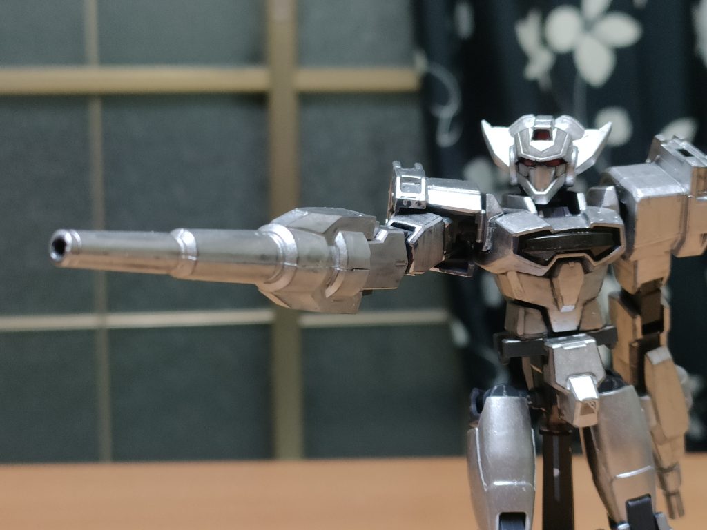 ビームガン。手が無く直接手首から生やした射撃兵装。大口径とエネルギーバイパスの単純化から火力は驚異的。