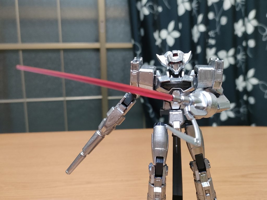 鉤爪付ビームサーベル。側面に鉤爪を追加したサーベル発振器。実体武器な為、耐ビームコーティング対策もある格闘兵装である。