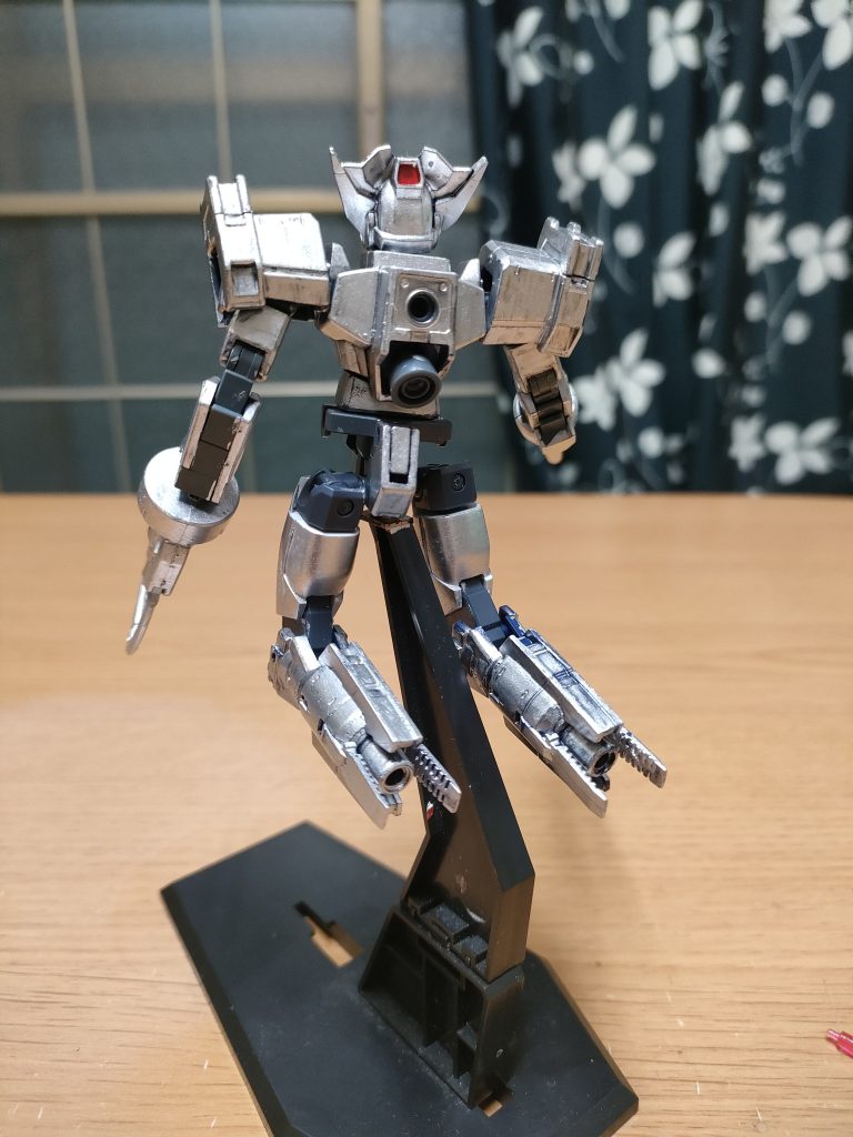 両脚部には地面に立つ為の足が無くスラスターで飛ぶだけ。宇宙戦を想定したホント必要最低限の設計。