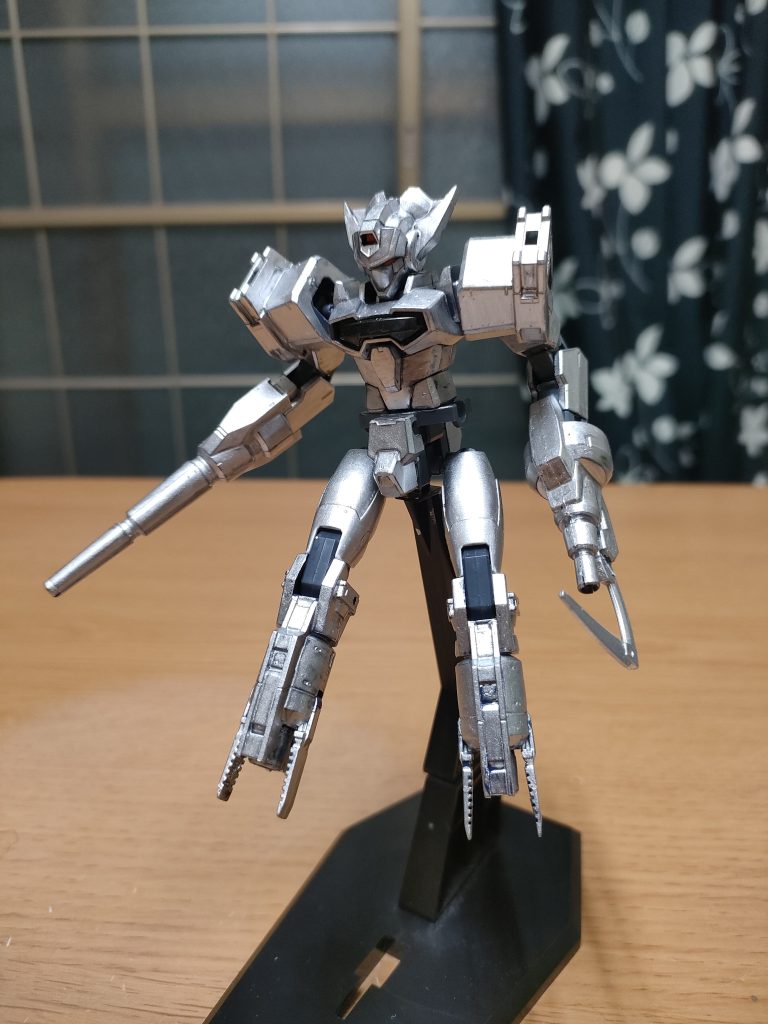 辛うじて人型留めた程度だが四肢は兵器で占められ、足のスラスターは無人機故に無茶な機動変更も考慮する必要無し。