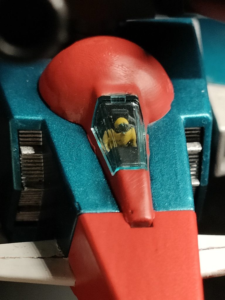 コックピットも塗装しました。中の人は肩幅ががっちりタイプになってしまったので、セイラさんではないと思います（笑）