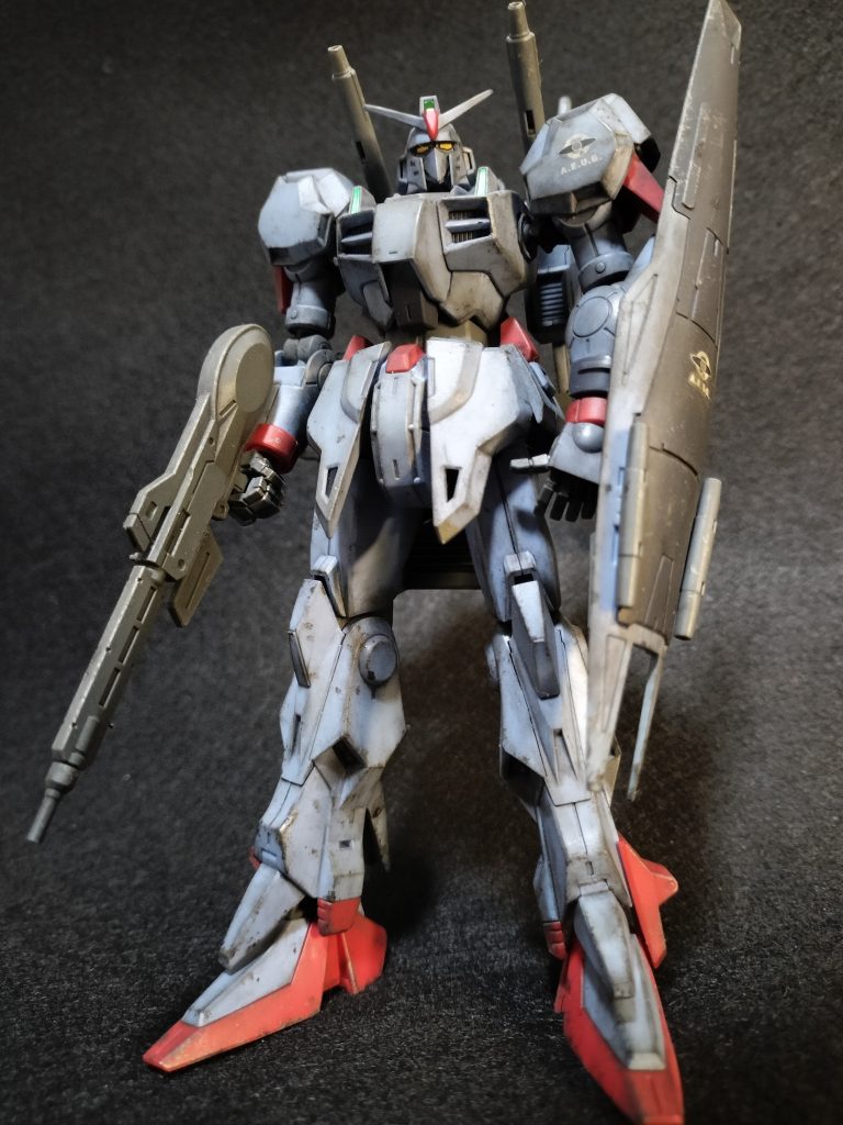ガンダムMkIII正面。プレバンを塗装なしで汚しまくりました。気になるあご部、ライフル先端や背部ビームサーベル先端が長く感じたので短く修正しました。ビームサーベルの位置を狭くしたかったのでバインダーに直接取り付けしてます。