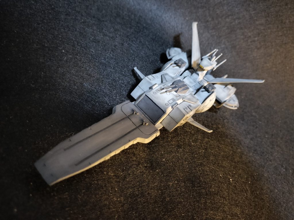 試作揚陸艦スレイプニール。アーガマ級の次世代試作艦という設定で、搭載機数と砲門の増加を行ってます。使用キットは、ホワイトベースとアーガマのミキシングで作った魔改造作品です。