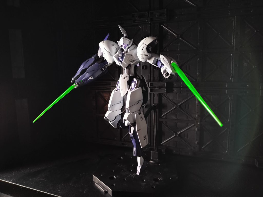 ポーズは変えずに光源の位置だけ変えました。デカールはガンダムデカール水星の魔女汎用②のミカエリス用を使用しています。