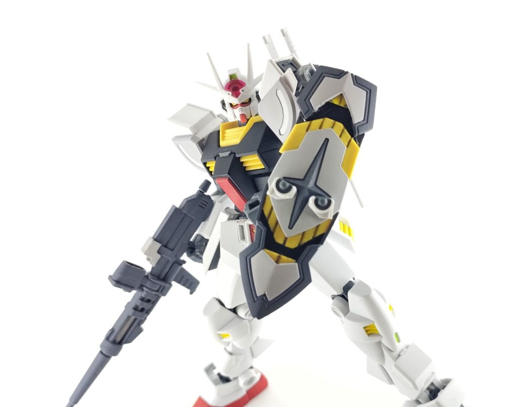 左腕には防御用のシールド「ティキシールド」ティキ像をイメージしたその盾は口?の部分で相手からのビーム攻撃を食べることができます。