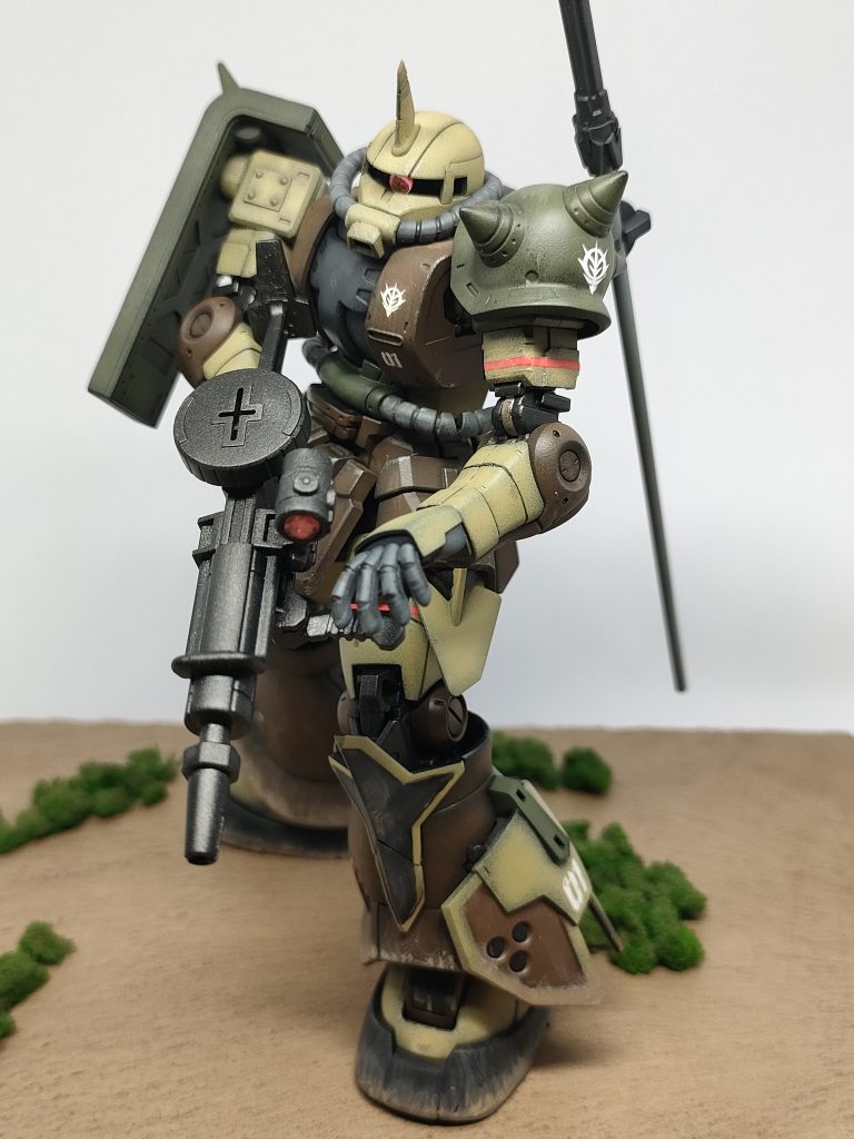 前回投稿の砂ザクと同じ3色カラーを使いましたが、前回が暗かったので、下地を残すのを少なめにしてみました。