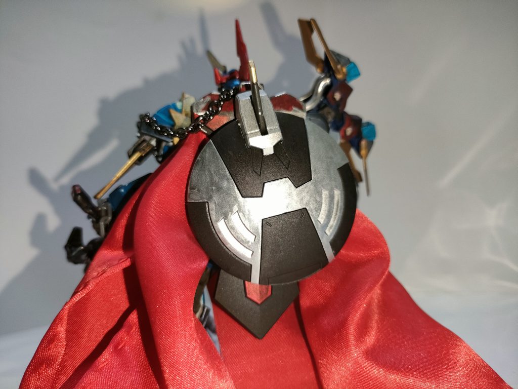 「メタルスシールド」希少金属で作られた盾。以前の持ち主の物をそのまま所持しているだけだが、いざ使用すれば、あらゆる衝撃を吸収し、弾き返す最強の盾もしくは武器となる。