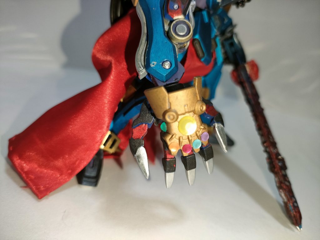 「インフィニットガントレット」6つのインフィニットジェムが嵌め込まれたガントレット。それぞれのジェムは〈空間〉〈現実〉〈時間〉〈精神〉〈力〉〈魂〉を司る。6つのジェムが相互作用し、そこに邪剣の力が加わり、さらにオーグメントチェインで増幅させることで、この朽ち果てた鎧装もしくは機体に、本来なら存在しない筈の中身を受肉させ、無限のエネルギーとパワーを与えている。