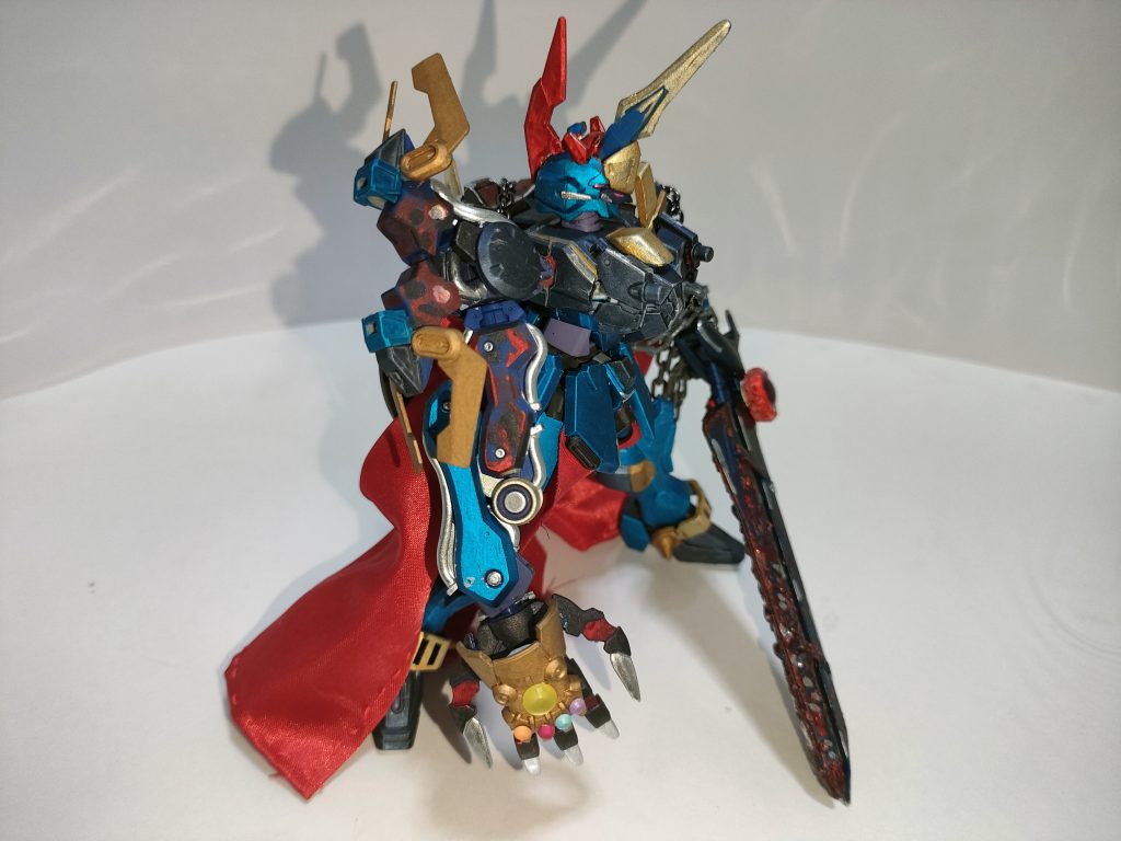 その見た目は朽ち果てた鎧装機体で、塗装も所々剥げ落ちているが、新たに得た中身と返り血で、さらには歪なものとなっている。