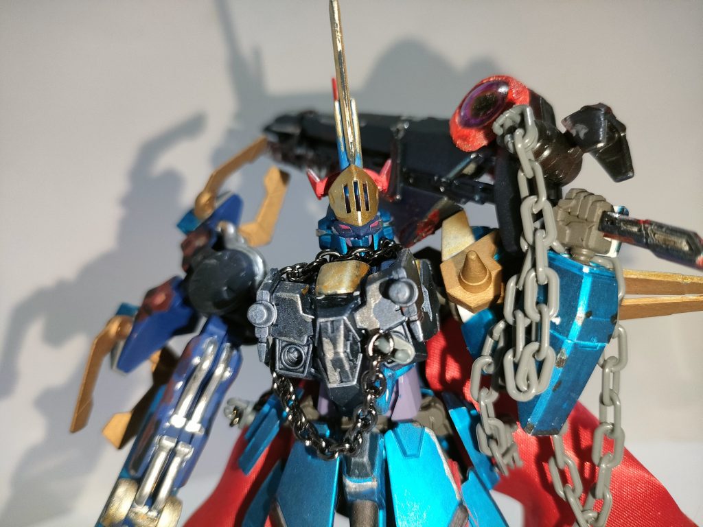 「オーグメントチェイン」巻く、もしくは繋げば、あらゆる存在の力を増幅させる神秘の鎖。固体、気体、液体等、その繋げてパワーを増幅させる範囲は広い。邪剣、鎧装機体、ガントレット。これらを繋がらせてその強大かつ邪悪なるパワーを上げている。