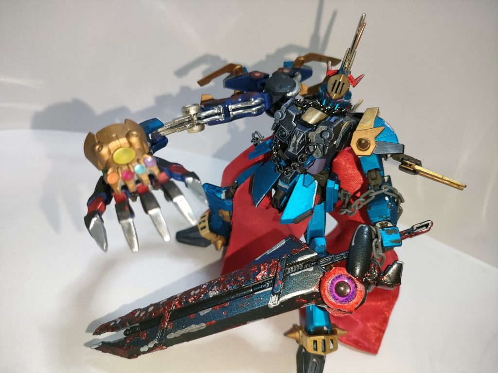 有機物と無機物が融合し異形と化した右腕は伸縮変形。嵌めたガントレットの能力を直に受けることにより、このような攻撃が可能となっており、奇襲にも効果的である。