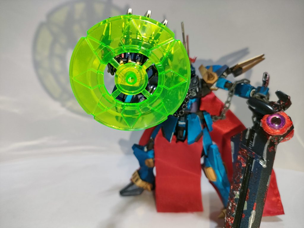 その右腕からは電磁シールドのような、未知のエネルギーによる非実態シールドを形成し、即座に防御可能。