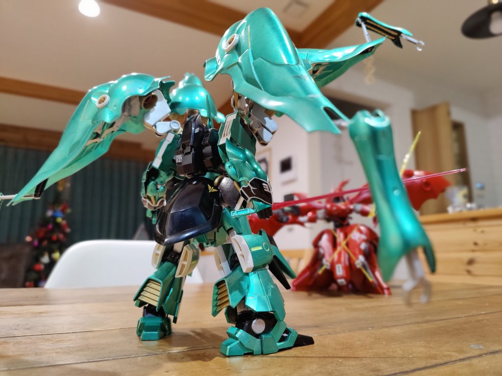 HG界最大クラスのナイチンゲール(次男作)と対峙させてみました。後ろ姿かっこ良すぎ!本当はスタークジェガンを指揮官仕様にして並べたいのです。余談ですがアニメ版、ジェガンB型を2機目倒したあとのスタークジェガンの駆り方が大好きで、アンバックと推進剤で制御する指揮官と、スラスター全開でゴリ押しするマリーダさんという対比の描写が最高すぎます。わかりますよね?w