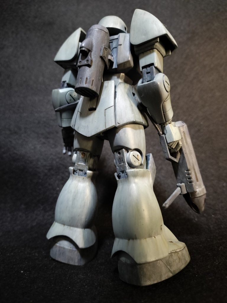 背面。背部エンジンが一基で、いかにも試作機という感じがいいです。ところどころ錆が流れ、歴戦の機体であることを意識してます。強そうではなく、ベテラン機というのが心くすぐられます。