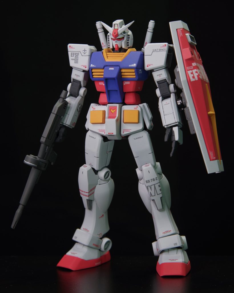 基本工作は、股関節の幅増し。太もも接続部の延長。腕関節部の奥見え対策。首パーツ延長。製面処理。ささやかなスジ彫り追加。カメラ部分にダイソーのホログラムマスキングテープ貼ってますが、トップコートを上から掛けてしまったせいで光っていません。