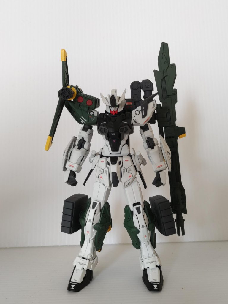 正面から機動性を補うため、脚部にブースターを装備。