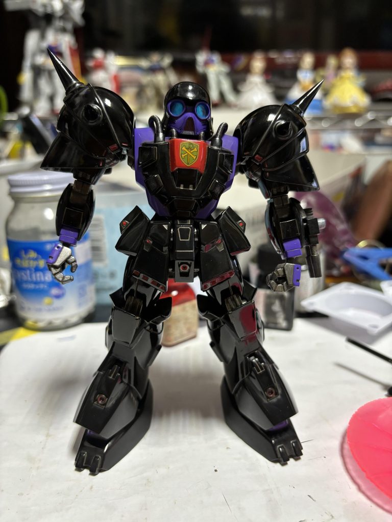 最初ツヤありで塗装してた。スミ入れはシルバーだった、今回レッドブラウンで上塗りスミ入れ。首まわりはモビルスプリングに変更。