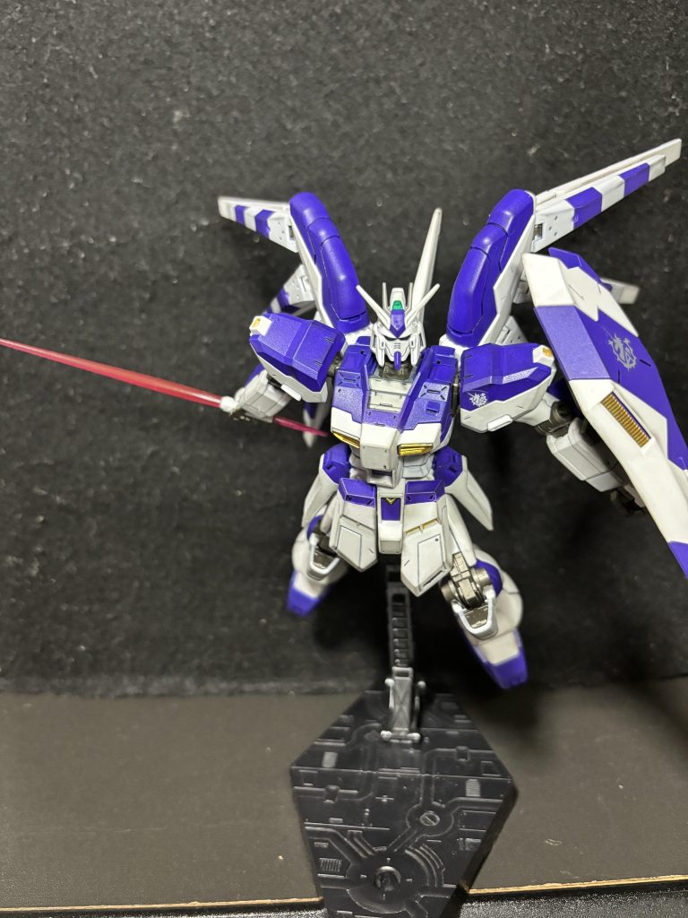 スタビライザーは上を向けるように背中をに切れ込み入れています