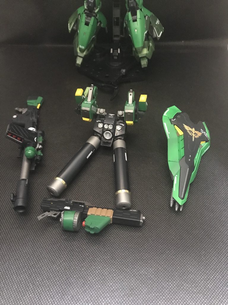 武装類。バズーカはシナンジュスタインのものとニューハイパーバズーカをミキシングして、ビームショットライフルのストックを切り貼りビームショットライフルはストックをオミット、ザクマシンガンのマガジンからドラムマガジンを制作、ハンドガード部分にシナンジュスタインのバズーカのマガジン部分を追加、滑り止めっぽいものをプラ板成形バックパックのインコムはシルヴァバレトのバックパックのインコム部分だけを移植、適当なパーツでツルツルだった横面を装飾シールドは下端と上端を切り飛ばして小型化