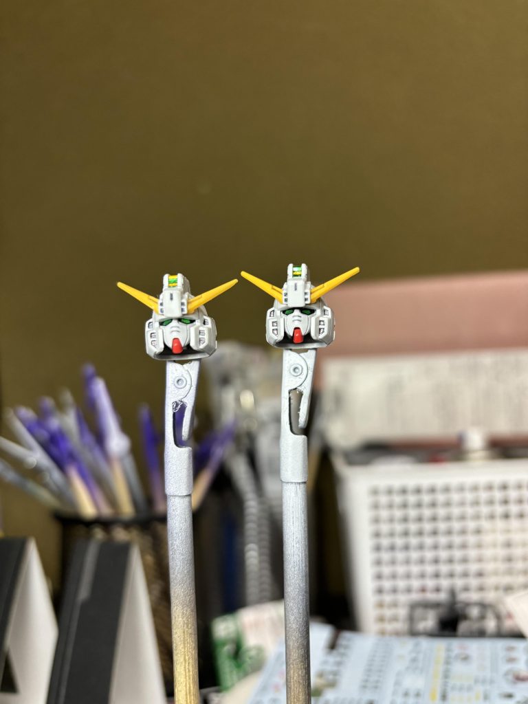 以前と今回の比較…①顔は庇を削り目元がしっかり見えるように頬アーマー内側と顎を削り小顔・スマートに見えるように